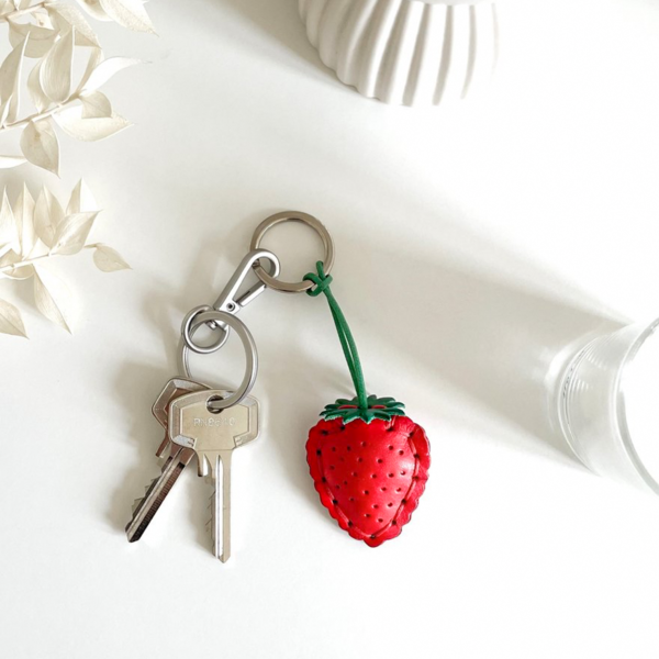 Leder Schlüsselanhänger Erdbeere aus Pflanzenleder